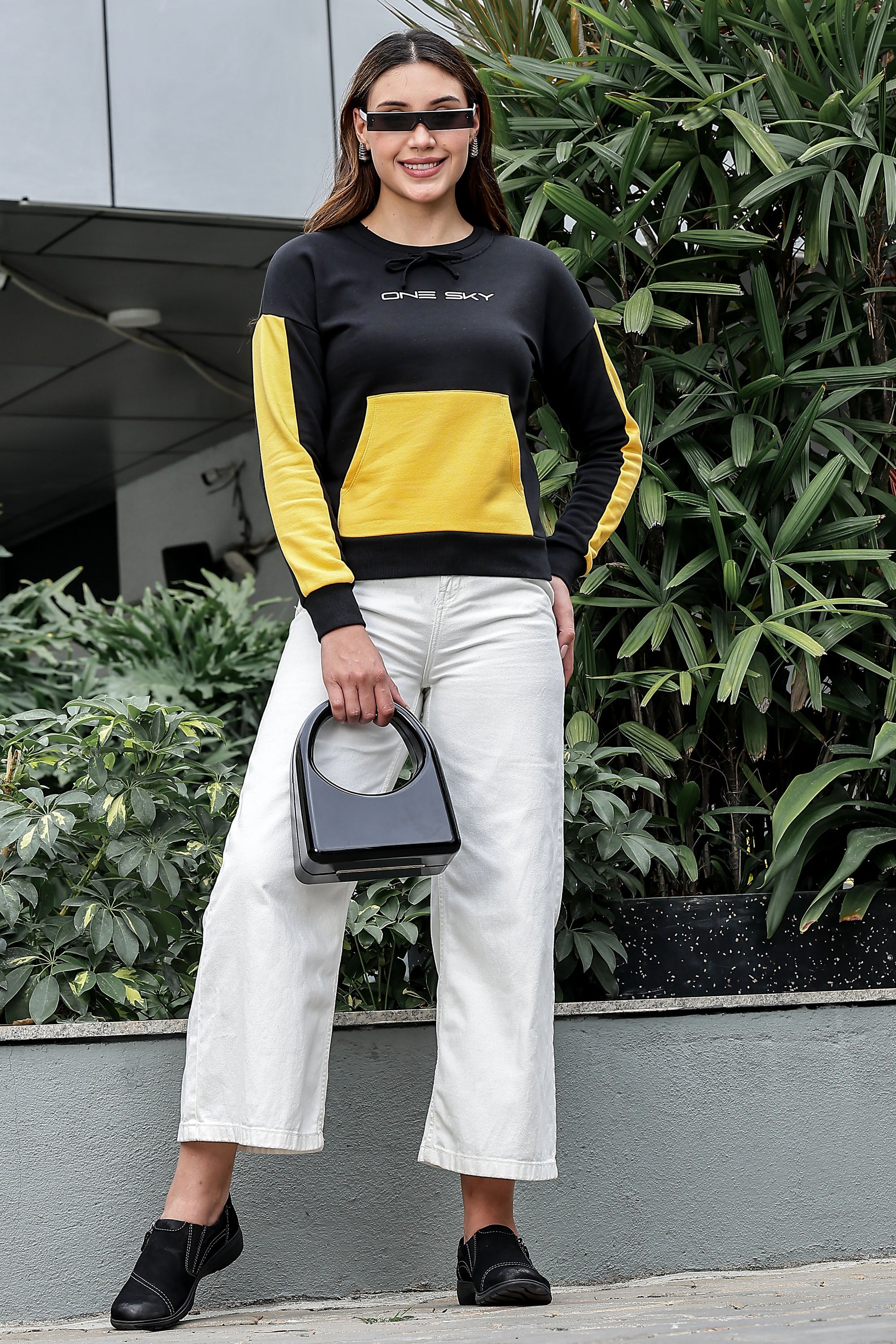 WOMEN ROUND NECK BLACK SWEATSHIRT